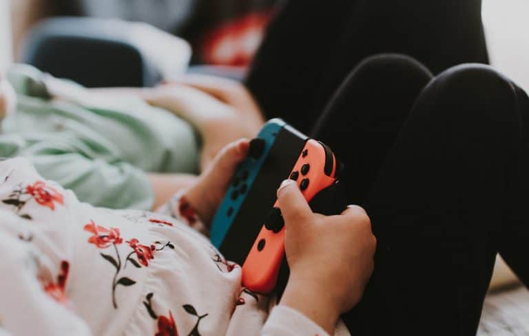 Niña jugando con Nintendo Switch