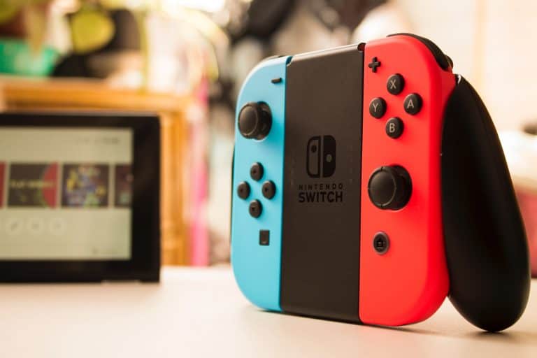 Nintendo Switch visto desde perfil izquierdo
