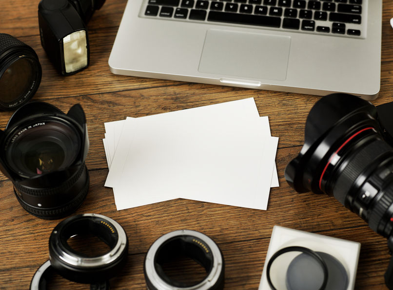 Cámara con varios accesorios en una mesa