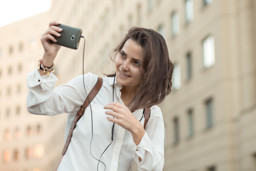 Mujer joven con escuchando musica con smartphone