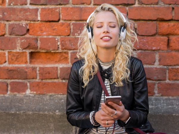 Joven disfrutando musica con auriculares